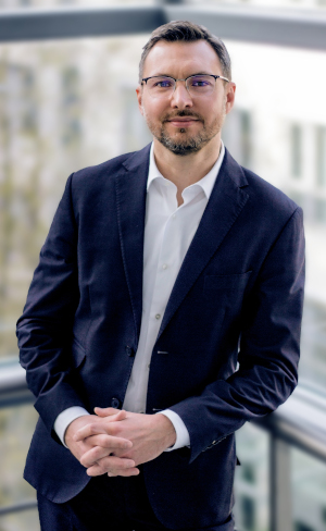 Dr. Konrad Dabrowski Dr. Konrad Dabrowski